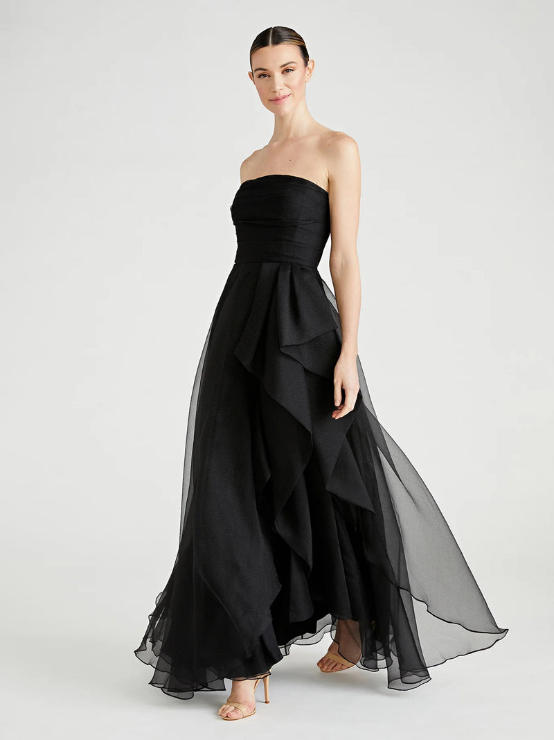 Abendkleid ist aus Organza in schwarz