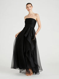 Abendkleid ist aus Organza in schwarz