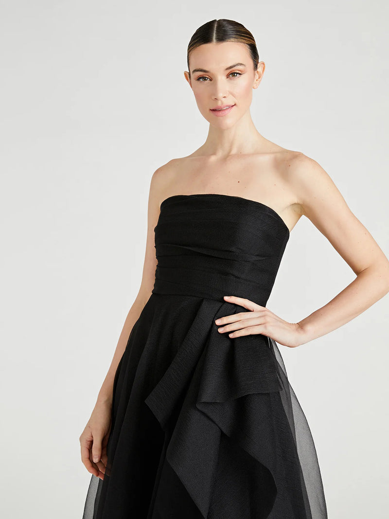 Abendkleid ist aus Organza in schwarz